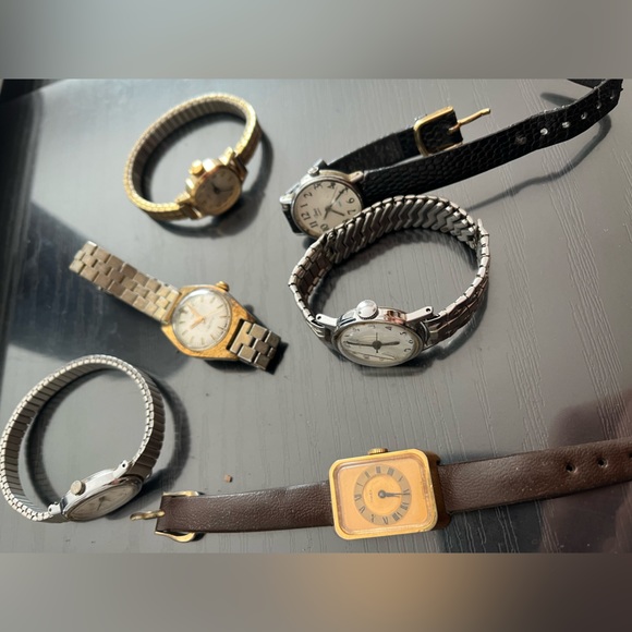 17 Vintage Woman’s Timex watches - Picture 3 of 5